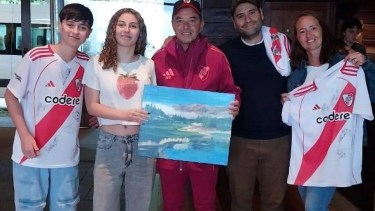 Eva, la joven dibujante que le entregó un regalo especial a Marcelo Gallardo. Fotos: Gentileza (Zapala Noticias).