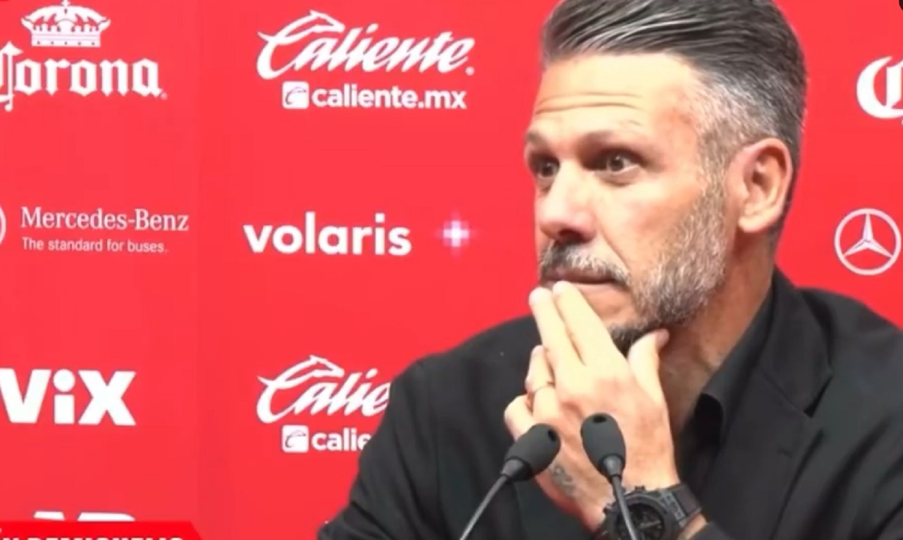 El entrenador argentino se mostró sorprendido tras la curiosa pregunta que recibió.