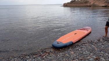 Se volcó su tabla inflable en el lago Mari Menuco y murió ahogado. Foto: gentileza.