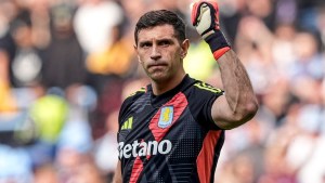 Un campeón del mundo podría ser nuevo compañero del Dibu Martínez en Aston Villa
