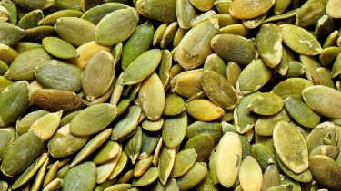 La semilla que siempre tiramos a la basura y es muy beneficiosa para mantener los huesos fuertes