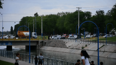 Dos policías rescataron a una mujer en el canal grande de Roca. Foto: archivo.