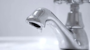 En un domingo con 42°, habrá baja presión de agua en Neuquén: horarios y zona afectada