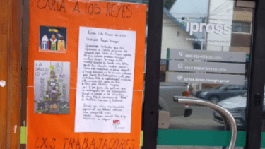 Ayer en la fachada de Ipross en Bariloche apareció la carta a los Reyes Magos. Gentileza