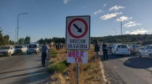 Imagen de Choferes de Uber y Cabify de Bariloche protestan en el aeropuerto y exigen el cese de persecuciones