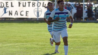 Yoel Juárez y un golazo que le dio la victoria a La Amistad ante la CAI. (Foto: Matías Subat)