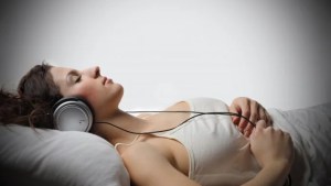 Cómo combatir el insomnio con canciones: la lista ideal para dormir