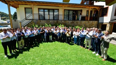 Rolando Figueroa junto a los intendentes de Neuquén. Foto: gentileza.