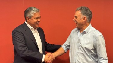 Rolando Figueroa, gobernador de Neuquén, con el presidente electo de Uruguay, Yamandú Orsi. Foto: gentileza.