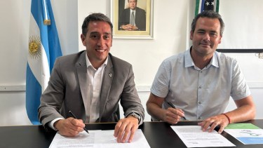 Castro y Muena firmaron el convenio en Viedma. Foto: gentileza.
