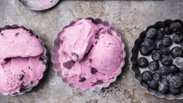 Date un gustito: helado de coco y arándanos, fácil y bajo en calorías