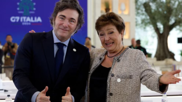 La directora gerente del Fondo Monetario Internacional, Kristalina Georgieva, y el presidente de Argentina, Javier Milei. Foto: Reuters. 