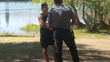 Atraparon a un cazador furtivo en Fernández Oro que mató a un animal en peligro de extinción, el Huillín