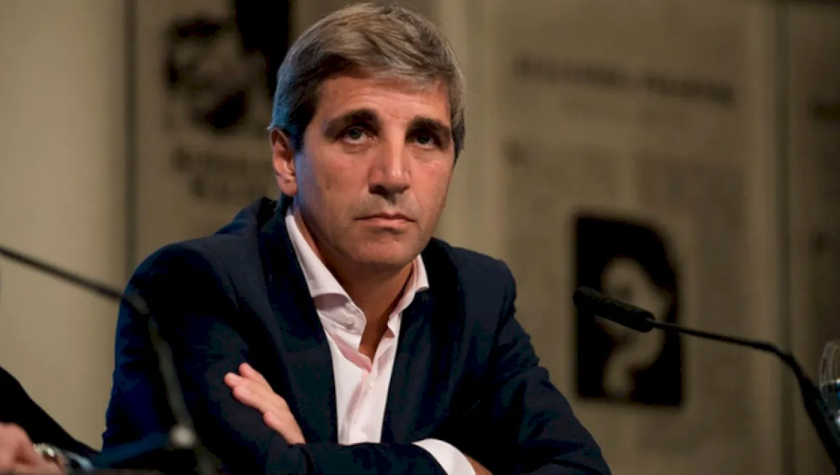 Súper miércoles de anuncios: Luis Caputo anticipó el lanzamiento de créditos en dólares para desarrollos inmobiliarios