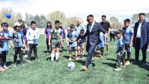 La cancha de césped sintético de Mariano Moreno se pagó, no se hizo y la construyó el municipio