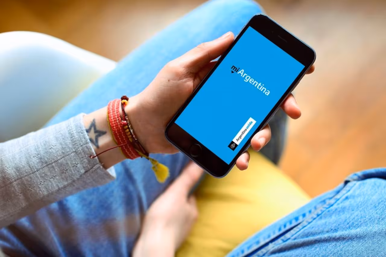 La app Mi Argentina ahora permite descargar los títulos educativos de forma virtual: cómo funciona