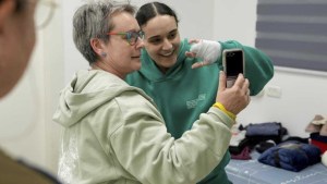 Alto al fuego en Gaza: las primeras tres rehenes liberadas ya están en Israel