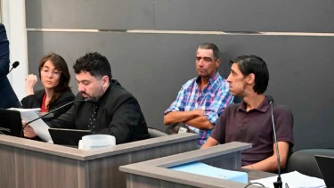 Cruzado de brazos y de camisa a colores, Ricardo Néstor Cau. Foto: Florencia Salto