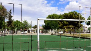 Más canchas de césped sintético en la mira: «Irregularidades de todo tipo», dijo el Tribunal de Cuentas de Neuquén