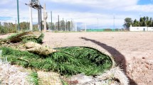 Imagen de Encontraron rollos de césped sintético en un galpón, en Caviahue: otra cancha que se pagó y no se hizo