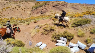 Encontraron más de 27 millones en bultos con mercadería. Foto: Radio Chos Malal 102.1