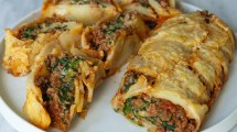 Imagen de Cómo hacer un arrollado de papas con queso, relleno con carne y espinacas