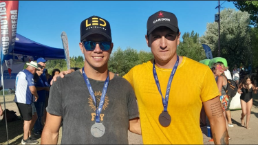 Damián Pinta y Abraham Saavedra lucen la medalla de ganadores de la quinta etapa de la Regata. Foto: Daniel Nahuelcura.