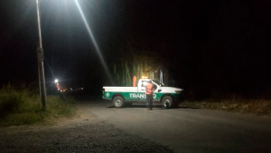 Volvían del río en moto, no vieron un lomo de burro y cayeron adentro de un canal de riego en Regina