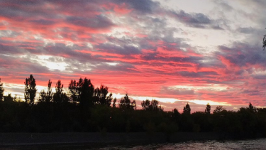 Un hombre desapareció al intentar cruzar el río Neuquén en Contralmirante Cordero: la búsqueda continuará este jueves