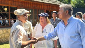 Antes del discurso ante el campo neuquino, Rolando Figueroa recorrió la Expo en Junín y entregó créditos