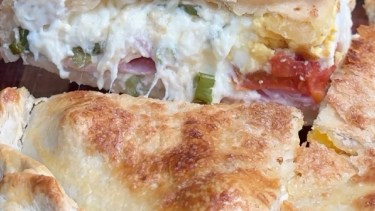 ¡Para chuparse los dedos!: Tarta de hojaldre fácil de jamón, queso y huevos