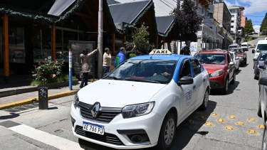 Los taxis de Bariloche tienen su propia aplicación para competirle con un "servicio habilitado" a Uber y Cabify. Foto: Chino Leiva