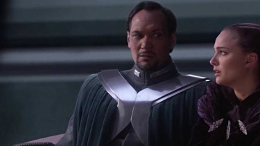 En la escena de la película de Star Wars en la que el Lado Oscuro toma el poder y termina con la república, la princesa Padmé Amidala dice: “Así es como muere la libertad, con un estruendoso aplauso”. 