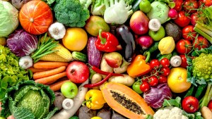 Cuáles son los dos vegetales que pueden retrasar la aparición de canas, según un estudio