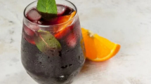 Imagen de Infalible contra el calor: Vino tinto de verano, paso a paso