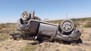 Una familia de Neuquén sufrió un vuelco sobre Ruta 22: iban de vacaciones a Monte Hermoso