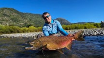 Imagen de Pesca en Chile: La emocionante captura del salmón Chinook del Pacífico, un monstruo luchador