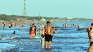Vacaciones en Monte Hermoso, la playa más cálida: cuánto sale alquilar y comer en febrero