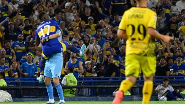 Advíncula festeja con Marchesín. El peruano hizo un golazo de zurda pero Aldosivi lo empató a los pocos minutos.  