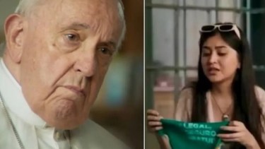 El papa Francisco recibió un pañuelo verde de manos de Milagros Acosta, integrante de la Red de Jóvenes de Católicas por el Derecho a Decidir Argentina (CDD). (Gentileza)

