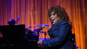 Murió Roberta Flack, la gran cantante que hizo de «Killing Me Softly With His Song» todo un clásico