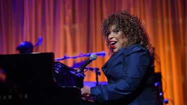 Murió Roberta Flack, la gran cantante que hizo de «Killing Me Softly With His Song» todo un clásico