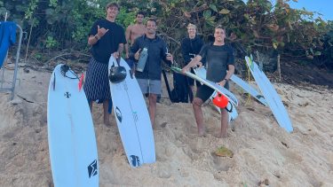 La banda argentina en Hawaii, incluidas tres joyas del semillero. Llegando su surfing a otro nivel.