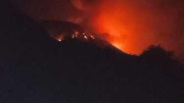 Los pobladores ven el fuego cada vez más cerca. Foto: gentileza