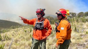 «De esto salimos todos juntos»: la emoción de un brigadista por el gesto de unos niños en el incendio en Parque Lanín
