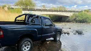 ¡Indignante! Un turista fue sorprendido lavando su camioneta en el río Curruhué de Junín de los Andes