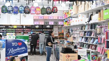 Muchos padres recorren librerías en busca de precios. Foto: Chino Leiva