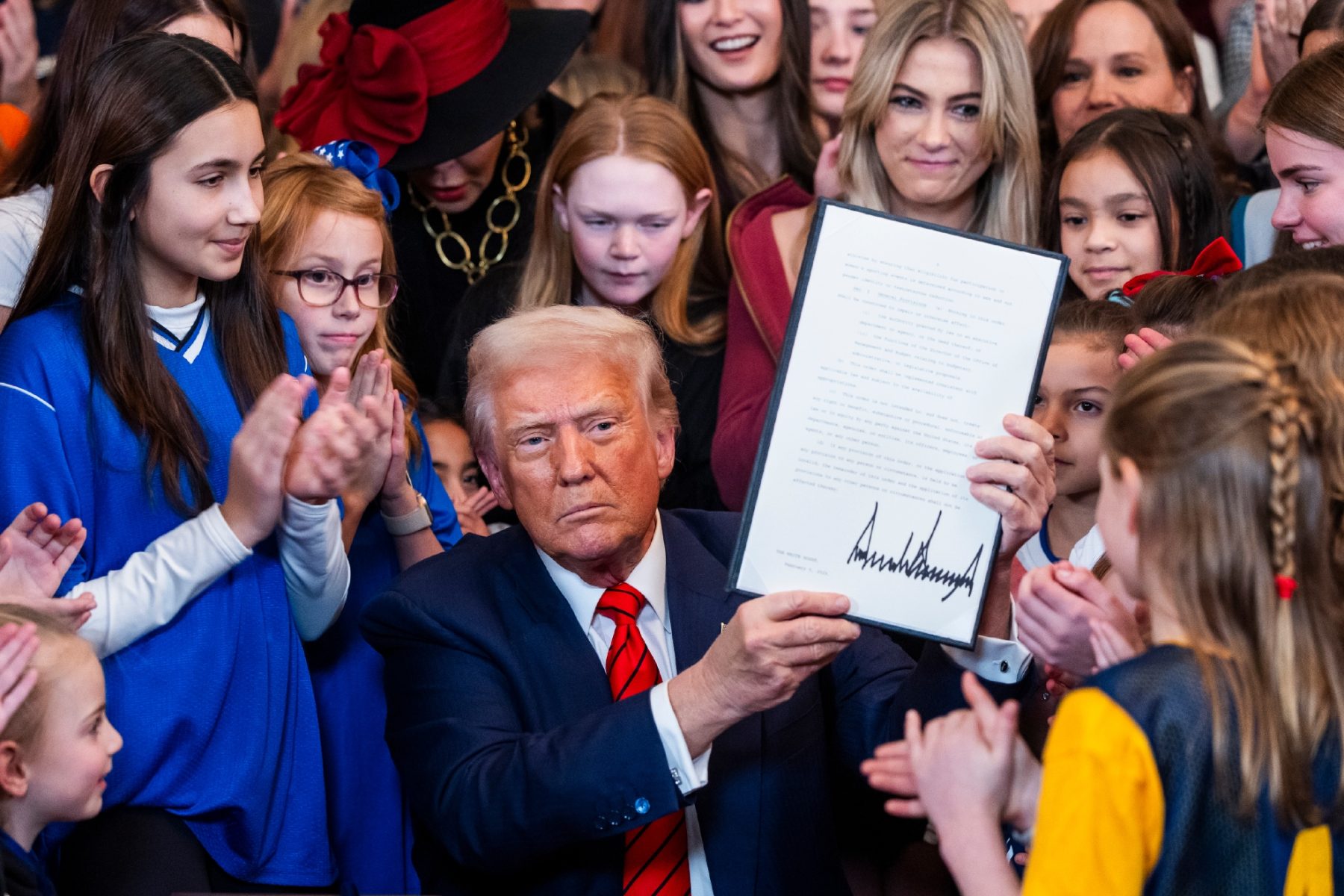 Donald Trump firmó un decreto para excluir a las deportistas transgénero de las competencias.