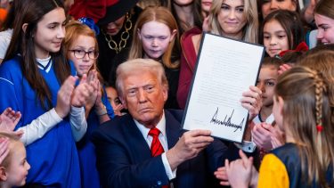 Donald Trump firmó un decreto para excluir a las deportistas transgénero de las competencias.