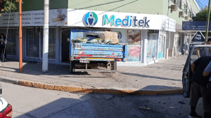 Choque y susto en el centro de Allen: un camión terminó adentro de un local tras quedarse sin frenos